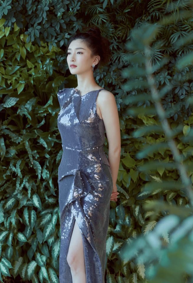 江疏影穿灰色长裙现身镜头，颜色虽不显眼却气质满满