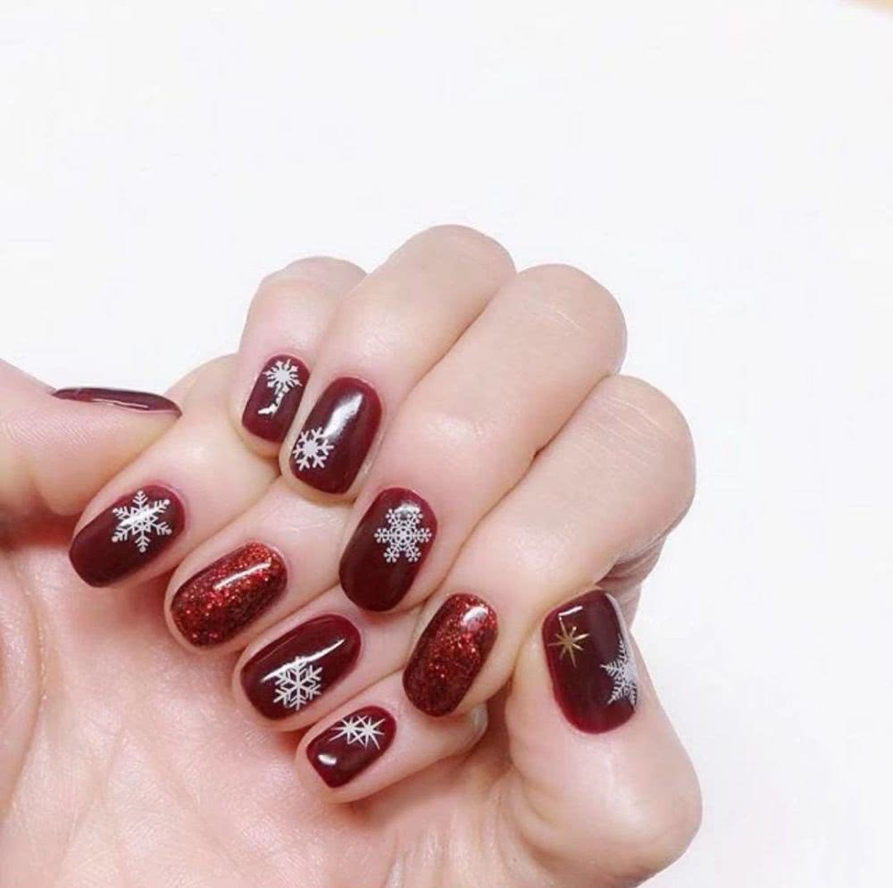 最适合今年冬季做的雪花美甲，你不想试试吗？