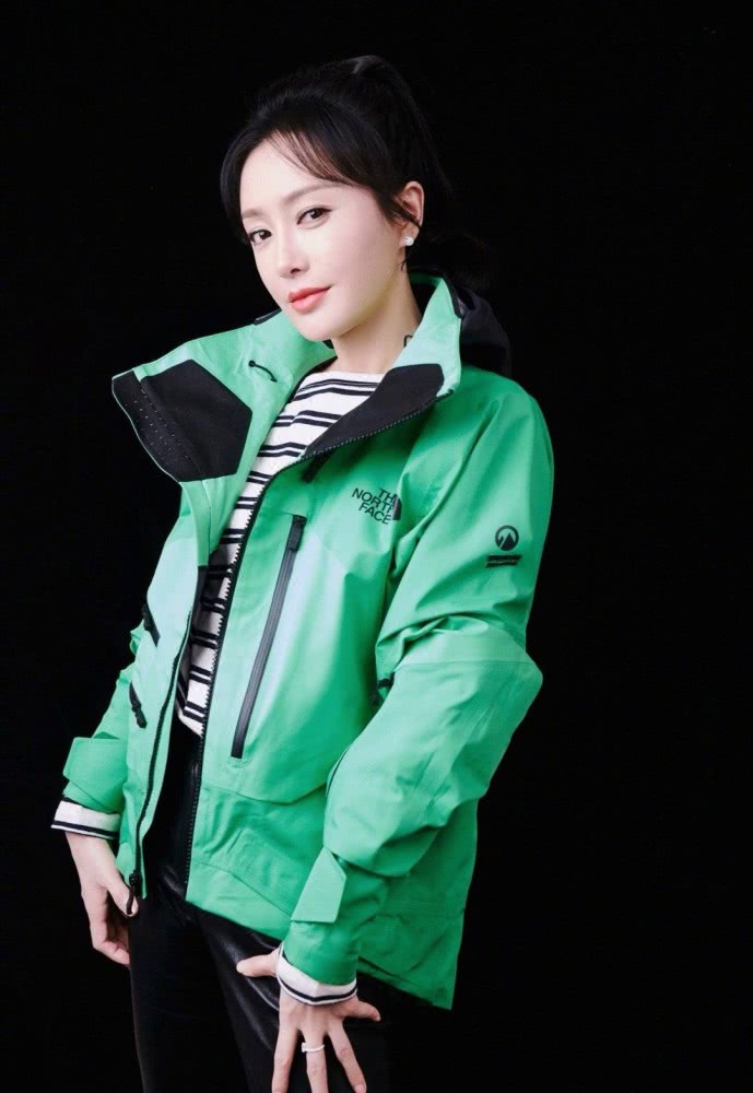 40岁秦岚一身荧光绿冲锋衣搭皮裤上春晚,甜美帅气又时髦