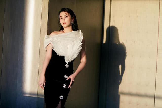 张雨绮穿西装内搭吊带连衣裙亮相,气质真惊艳