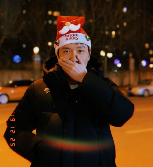 赵丽颖又秀恩爱!与老公冯绍峰甜蜜打闹,她表情娇羞小动作显亲密