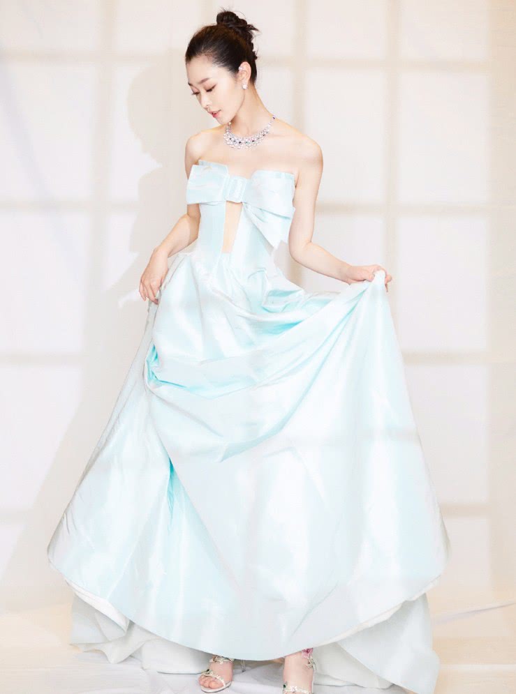 宋轶的搭配太大胆，穿露腹装力证尤物身材，刚火就这么拼！