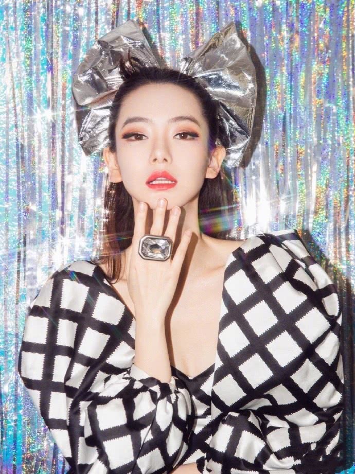 戚薇用鞋套做头饰,还美得炸裂,未来科技感十足