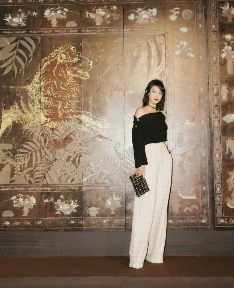 宋茜白色西装穿出了时髦干练,如今32岁美的像18岁