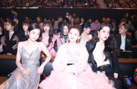 台上四位仙女,台下三小花看戏,看到佟丽娅的手套,笑了