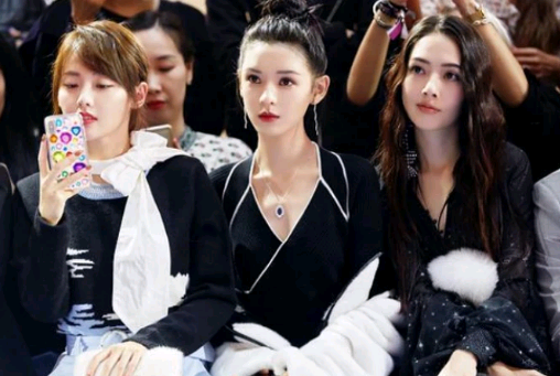 张予曦才是真正的合影杀手!坐在郭碧婷张嘉倪中间,美得太突出