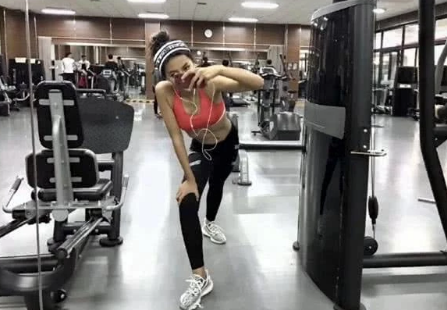 有一种“发育过猛”叫咖喱酱,看到她的健身照,这身材简直绝了