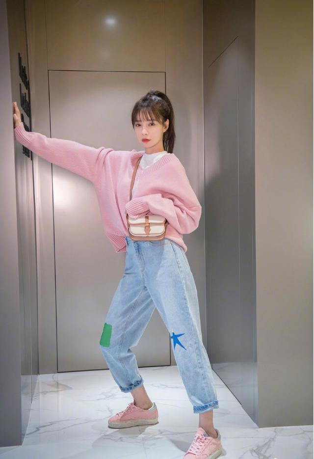 沈梦辰粉色少女装扮亮相，色彩柔和乖巧可爱，天生的衣服架子