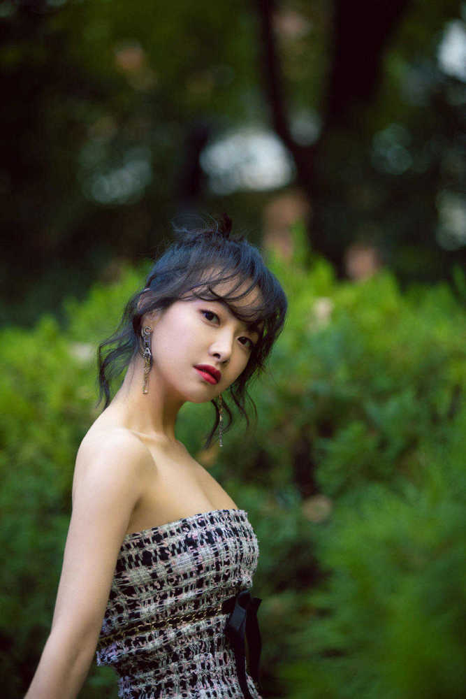 宋茜空气刘海搭配连衣裙复古优雅,青春又减龄