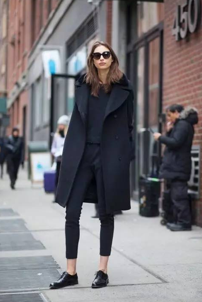 穿大衣不搭靴子也好看,选择这三款鞋子,舒适百搭不累脚