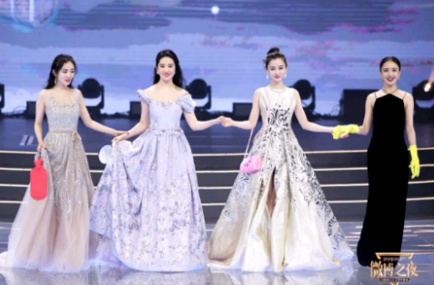 台上四位仙女,台下三小花看戏,看到佟丽娅的手套,笑了