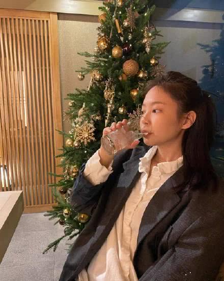 JENNIE演唱会造型全黑LOOK甜酷满分,超长双马尾太吸睛!