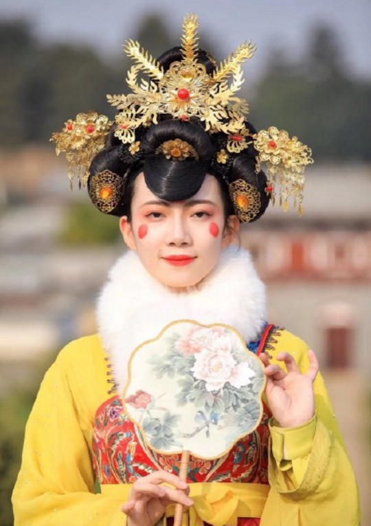 “不倒翁”女孩化身小鹿女,白裙加成美若天仙,这都不出道?