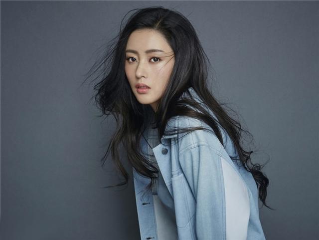 春晚三大节目被吐槽！大变活人太老套，谢娜肖战表演尴尬到极致