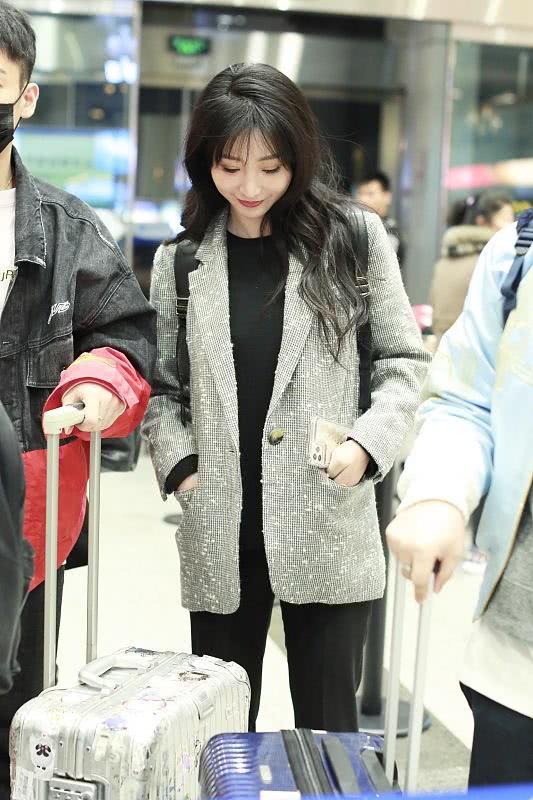 性感女神柳岩穿吊带裙裙摆缝一块白布,这是什么新时尚?