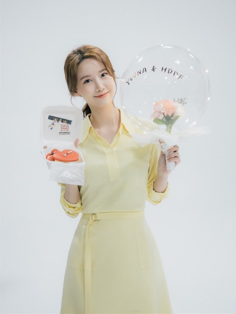 林允儿穿温柔黄裙装配低马尾，29岁清新又甜美