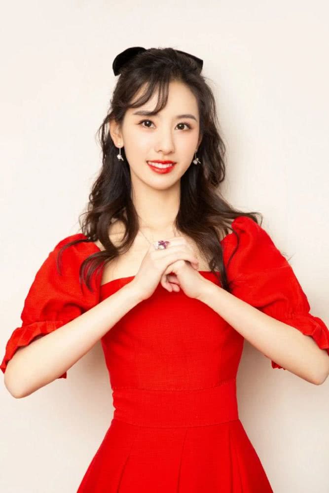 陈都灵的新年造型精致的像洋娃娃，红裙配卷发真是水灵灵的