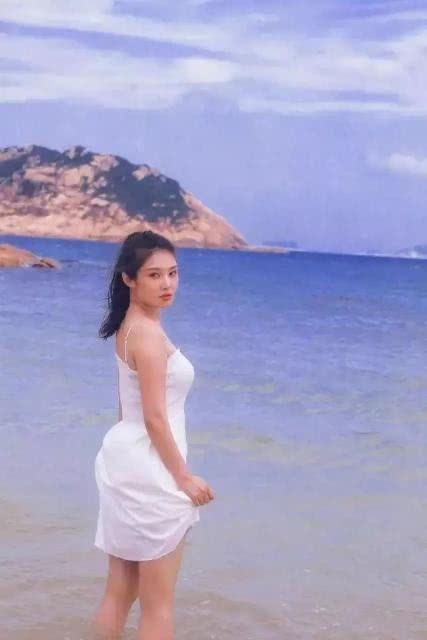 徐冬冬穿吊带裙海边拍写真尽显曼妙,好身材果真名不虚传