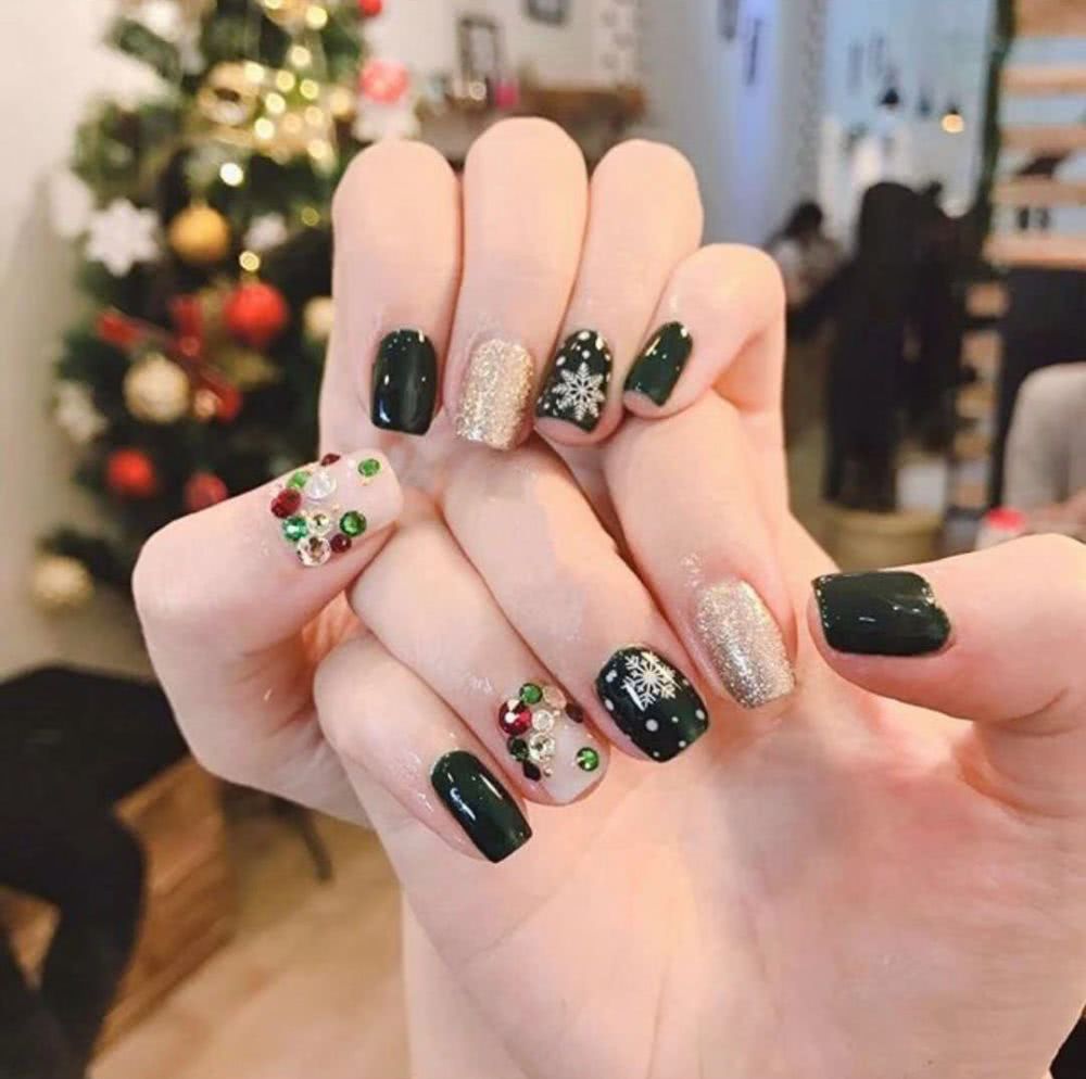 最适合今年冬季做的雪花美甲，你不想试试吗？