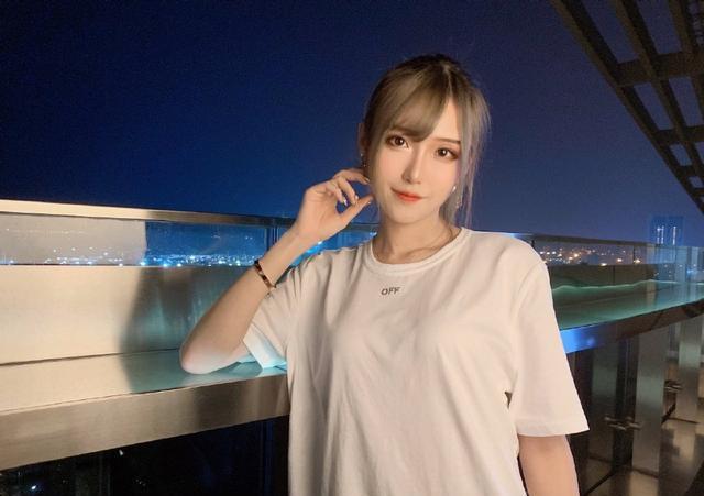 腐团儿再次分享旧照，面瘫脸已消失不见，大长腿实力抢镜