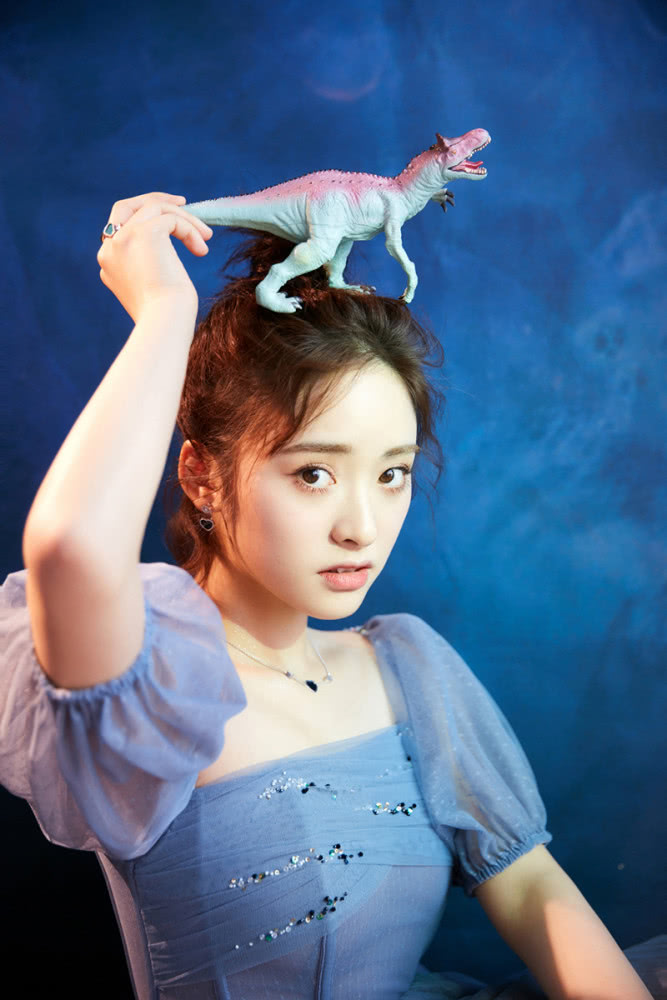 沈月瘦身后新造型穿雾霾蓝纱裙优雅高级，精修图美到认不出