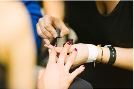 2019年最新美甲款式图片，镶钻显白的美甲图案