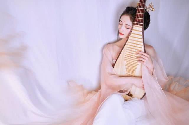 周洁琼一袭齐胸襦裙犹抱琵琶宛若仙子，这次的造型真是太仙了！