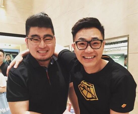 鞠萍全家近照曝光，二婚丈夫把她宠上天，儿子身形魁梧学业有成