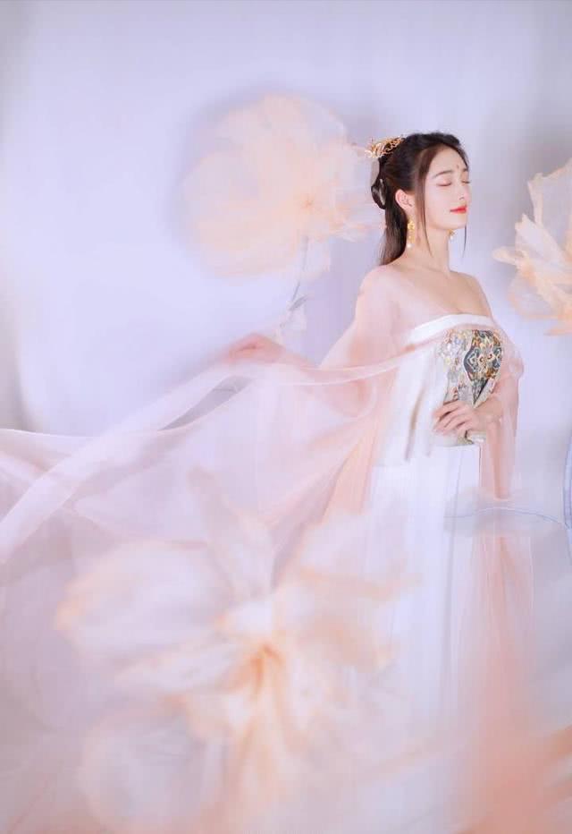 周洁琼一袭齐胸襦裙犹抱琵琶宛若仙子，这次的造型真是太仙了！