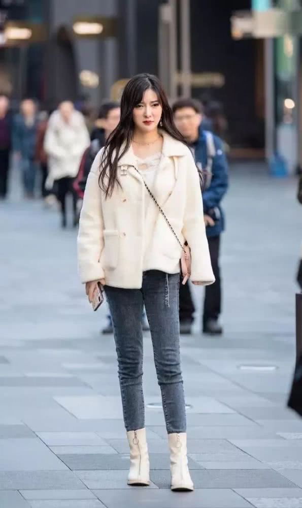 国内美女街拍：穿紧身牛仔裤搭配短靴，一气呵成的流畅线条太好看