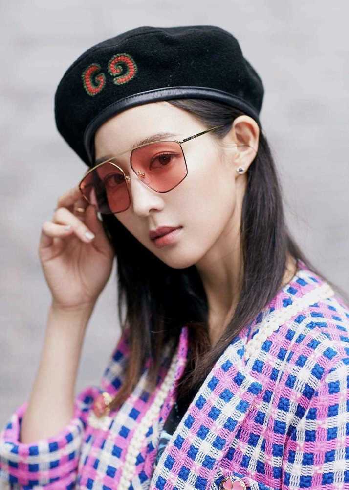 37岁张钧甯格子外套搭配牛仔裤，女神范十足