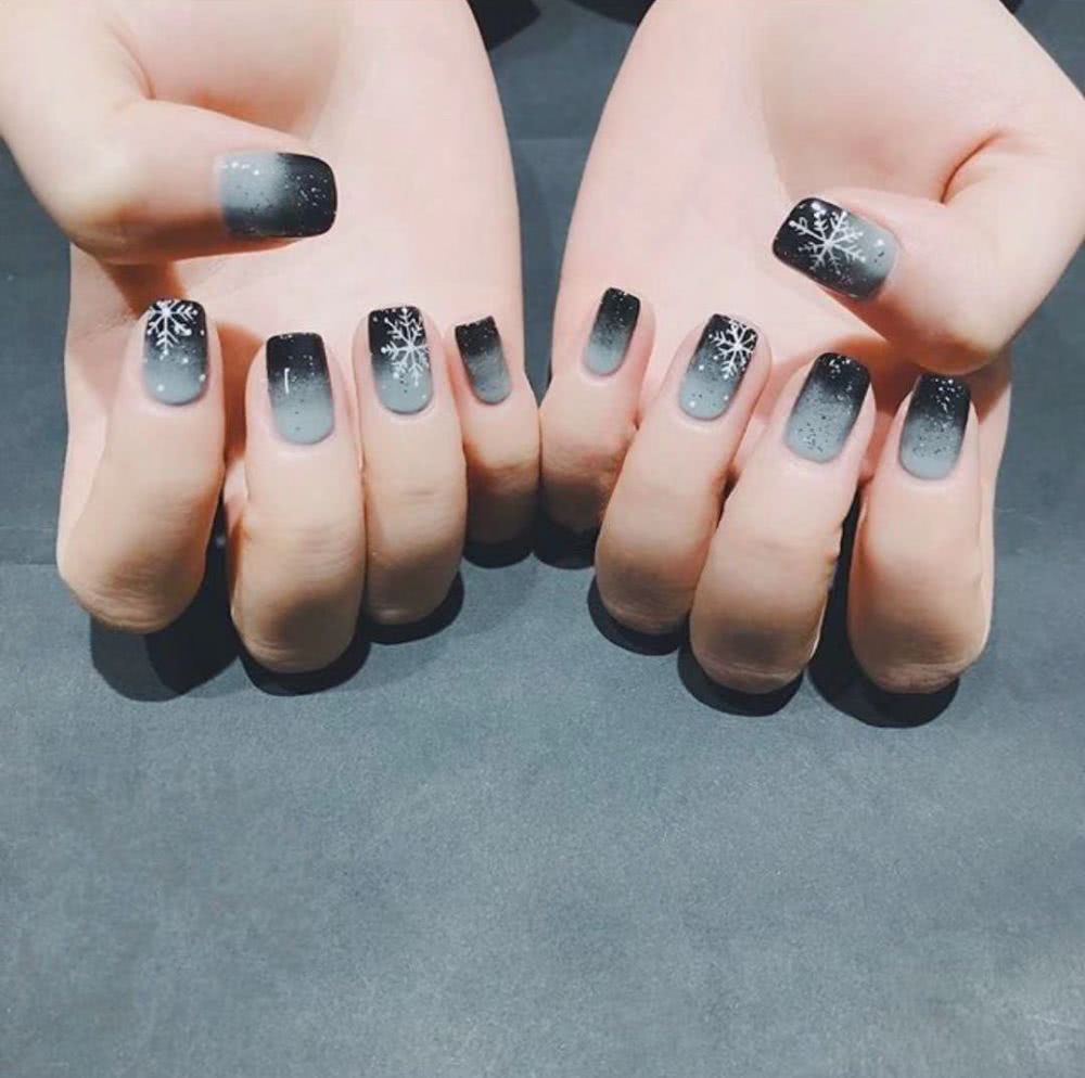 最适合今年冬季做的雪花美甲，你不想试试吗？