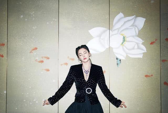 张雨绮穿西装内搭吊带连衣裙亮相,气质真惊艳