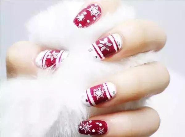 最适合今年冬季做的雪花美甲，你不想试试吗？