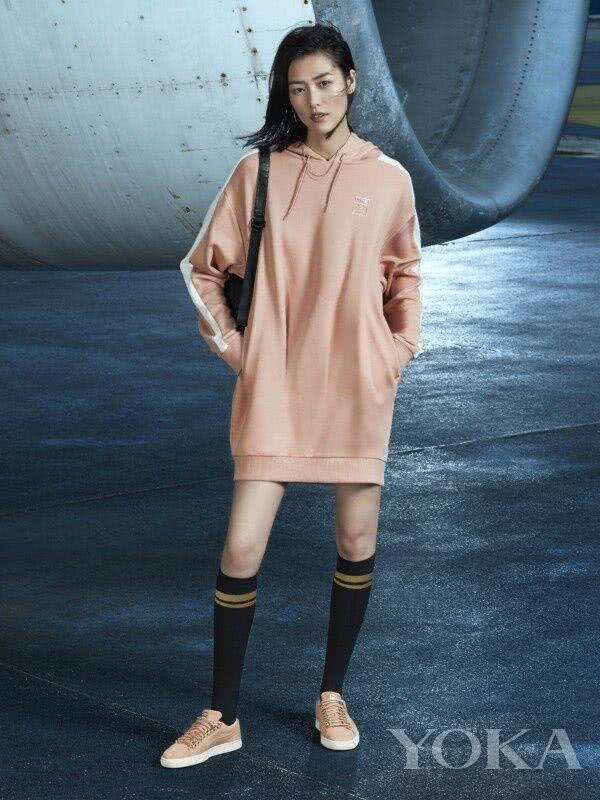 卫衣还可以这样穿？大表姐刘雯穿出了时尚减龄感，你也试试？