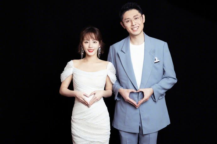 张嘉倪一袭白色裹身裙精致典雅,买超一身蓝色西装帅气有加,果然郎才女貌