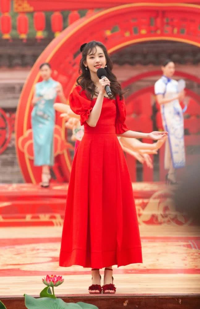 陈都灵的新年造型精致的像洋娃娃，红裙配卷发真是水灵灵的