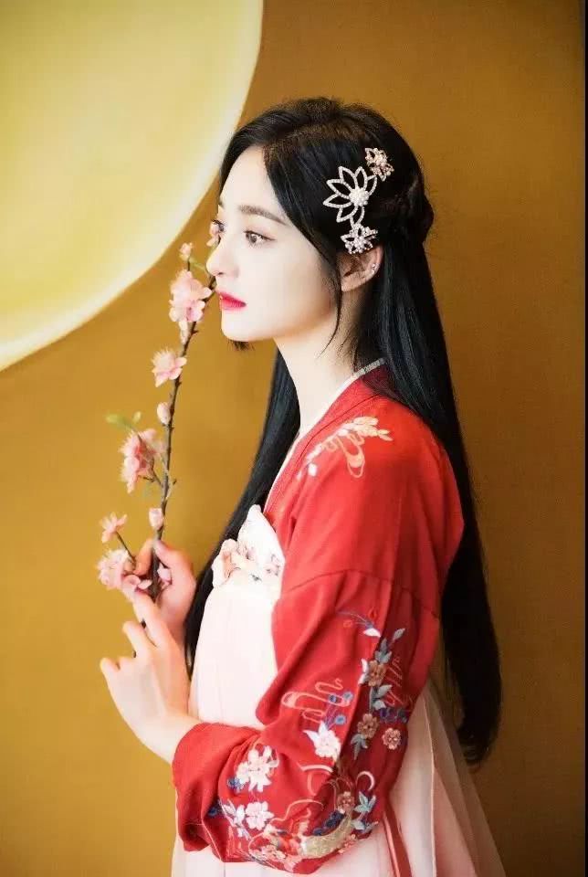 周洁琼穿古风扮琵琶仙子登台,太赞了