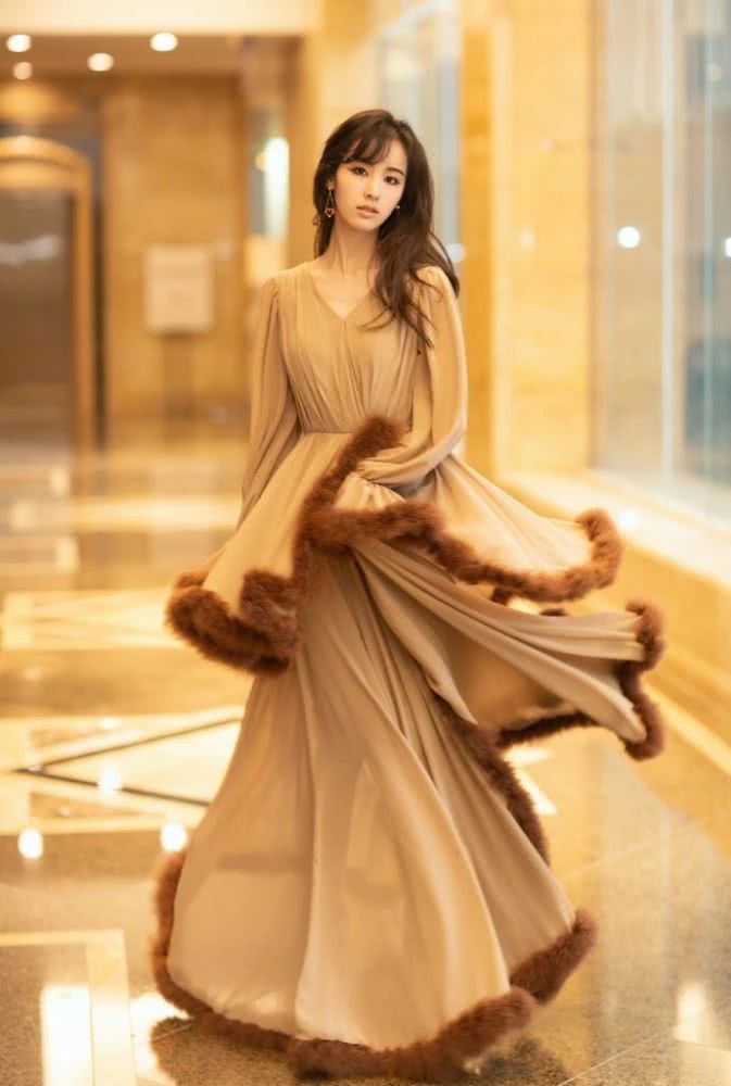 陈都灵的新年造型精致的像洋娃娃，红裙配卷发真是水灵灵的