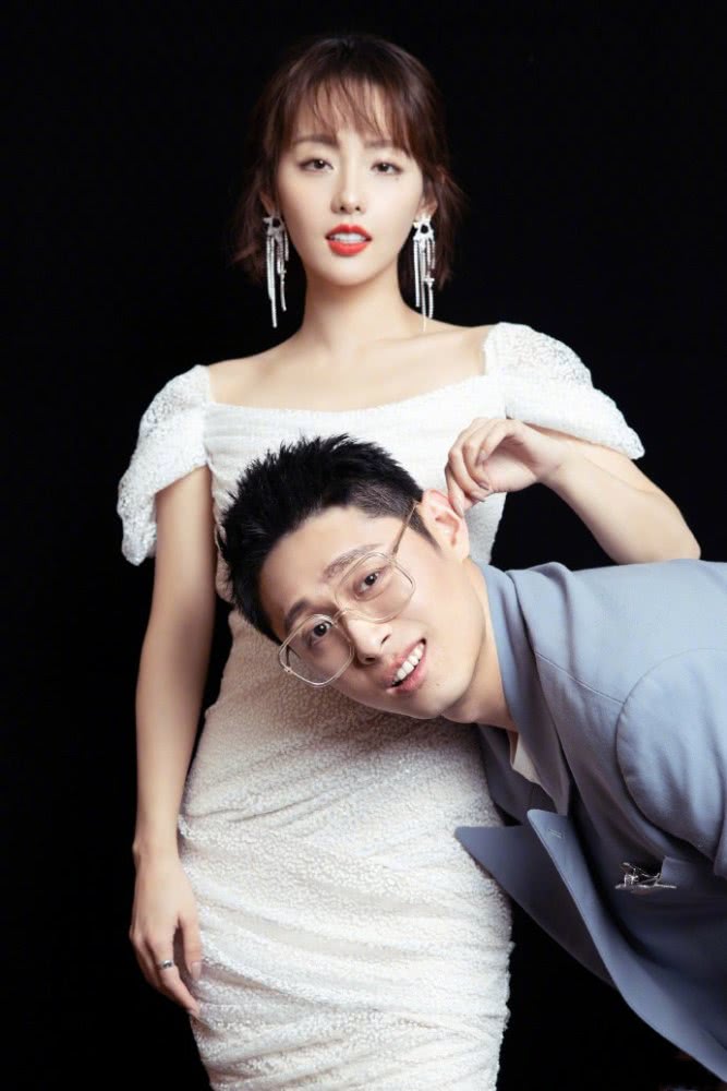 张嘉倪一袭白色裹身裙精致典雅,买超一身蓝色西装帅气有加,果然郎才女貌