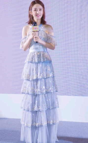 31岁赵丽颖如今衣品开挂,连衣裙穿出新花样,竟变得如此时髦