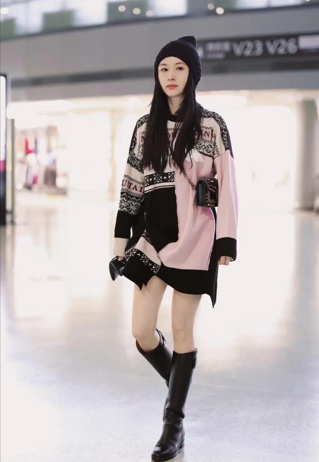 王子文个子虽小,但身材比例出众,穿毛衣裙配长靴藏不住大长腿