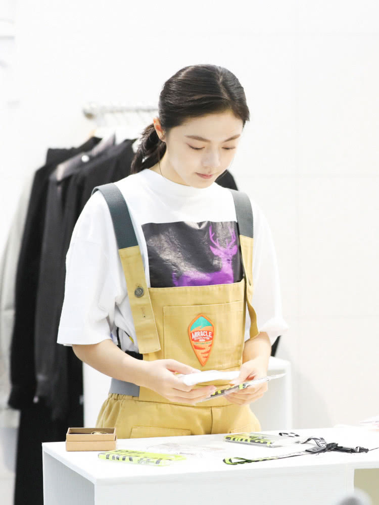 BABY和赵今麦,工装甜美风VS青春学院风,结了婚就是不一样!