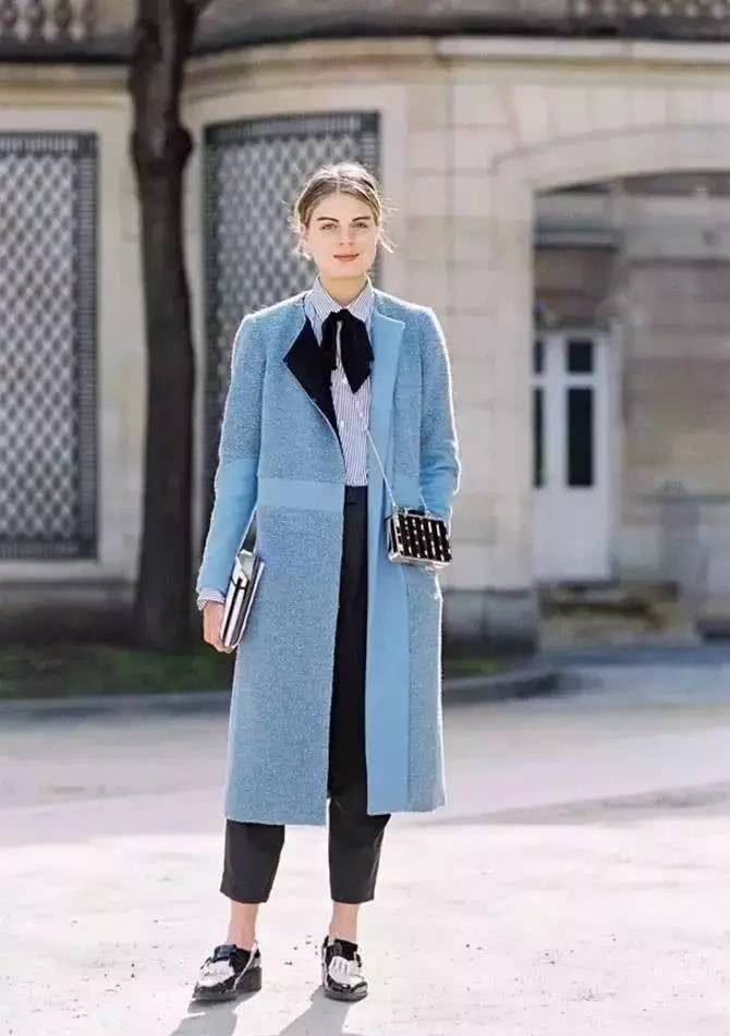 穿大衣不搭靴子也好看,选择这三款鞋子,舒适百搭不累脚