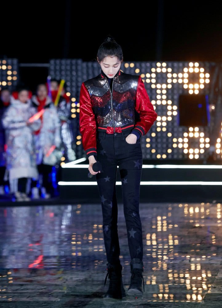 关晓彤穿背带亮片轻纱礼服出席活动,配微卷长发尽显优雅女人味