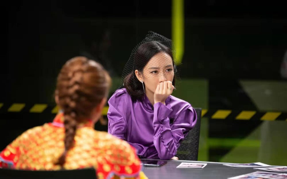 王鸥穿紫色长裙录综艺,网纱遮眼红唇吸睛,一颦一笑尽显风情!