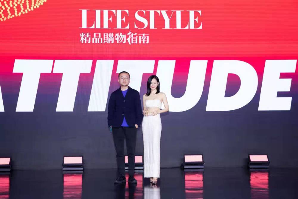 王子文鱼鳞套装裙太性感，换披肩长发配大红唇气场全开