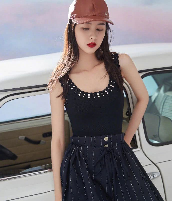 陈都灵的新年造型精致的像洋娃娃，红裙配卷发真是水灵灵的