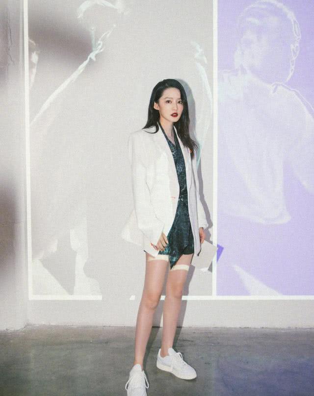 李沁春晚造型穿红色鱼尾裙搭配金腰带,喜庆又优雅