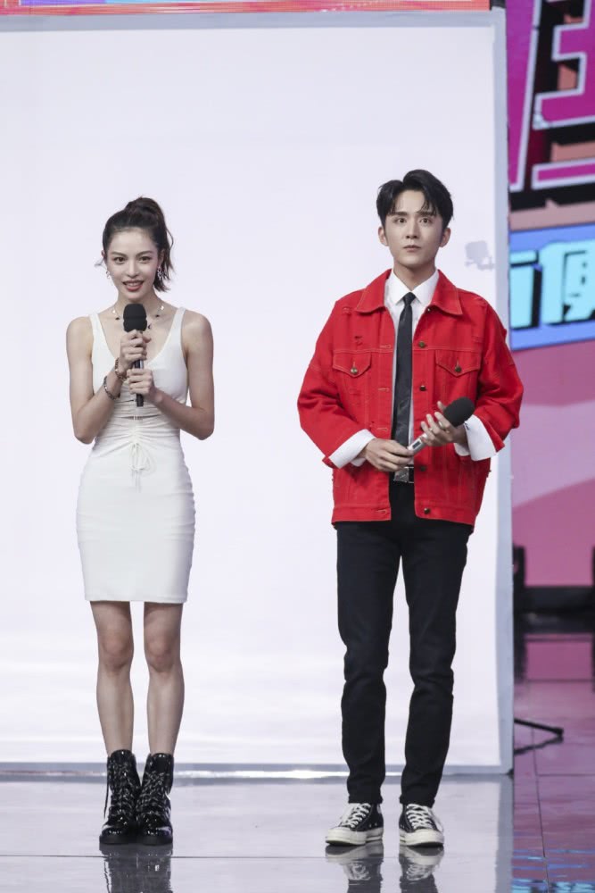 钟楚曦穿粉色碎花圆领卫衣搭同色半身裙,拍时尚杂志高级又有层次